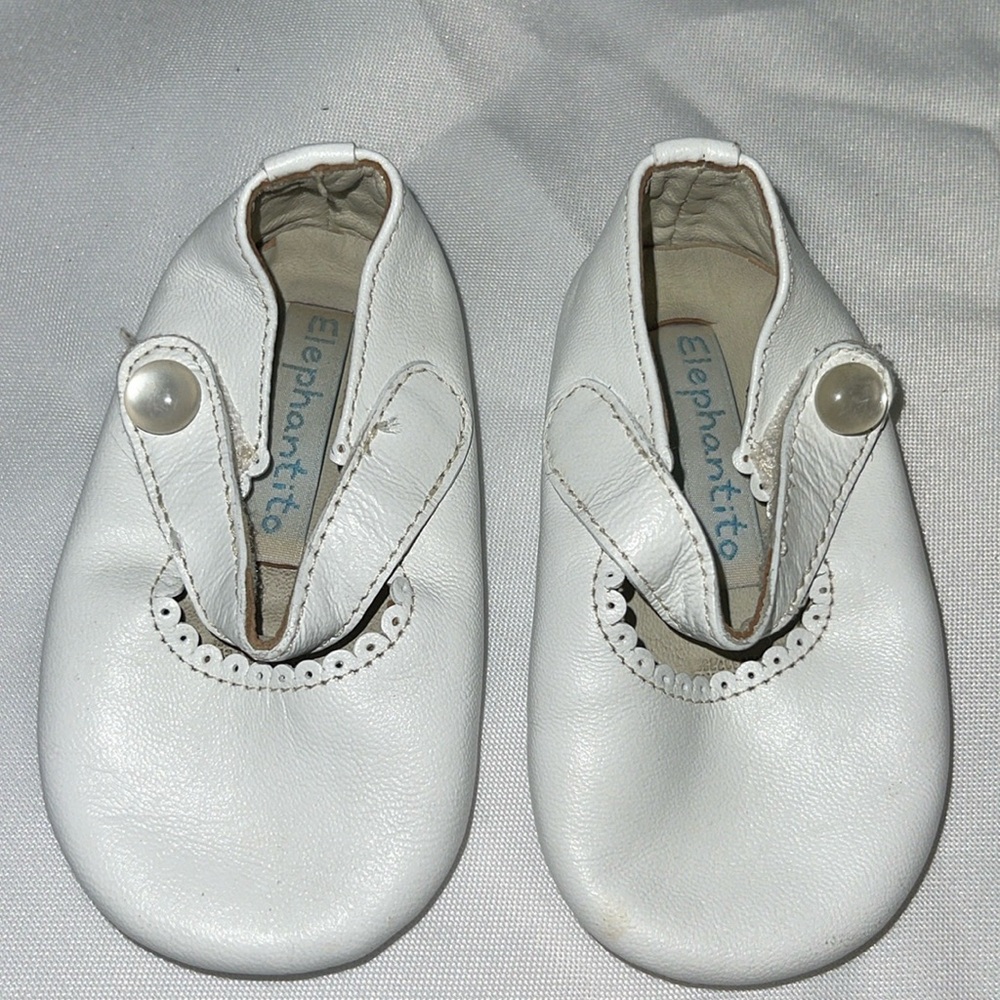 Precious white leather infant shoes with delicate trim and button